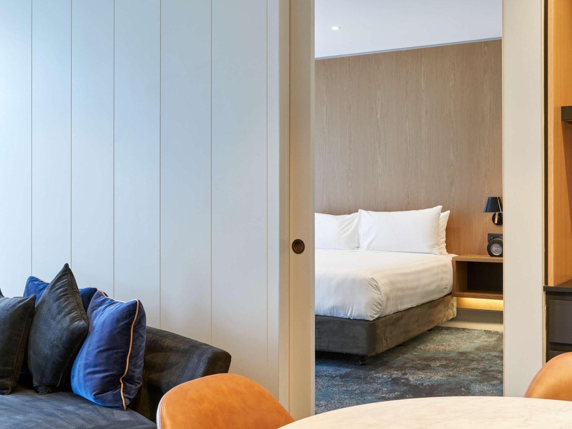 Hotel Pullman Adelaide Esterno foto A bedroom at the hotel