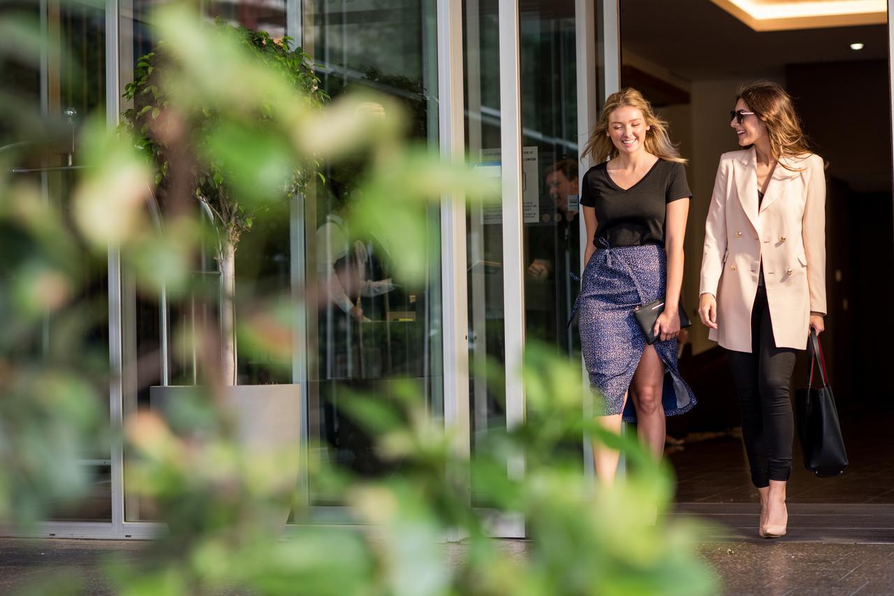 Hotel Pullman Adelaide Esterno foto The 2018 hosts: Marta Robles and María Pujalte