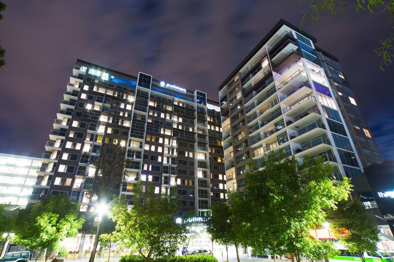 Hotel Pullman Adelaide Esterno foto The apartment building at night